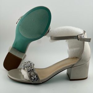 Betsey Johnson Women's Sb-Mel Heeled Sandal size 8 wide